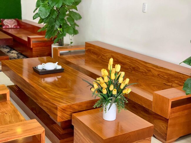 Mẫu ghế sofa gỗ lim nhỏ gọn cho phòng khách chung cư
