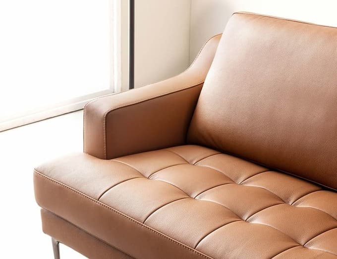 Sofa HNS99 làm bằng da bò Ý nâu với những đường may bền chắc